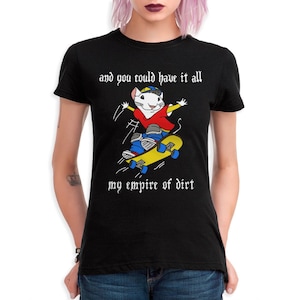Op de afbeelding: Zwart dames T-shirt met een witte muis die skateboard en de tekst "and you could have it all my empire of dirt" in witte gotische letters.