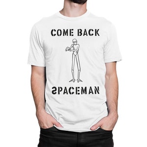 Puede incluir: Camiseta blanca con texto negro que dice "COME BACK 2PACEMAN" y una ilustración en blanco y negro de un palo con una cabeza grande.