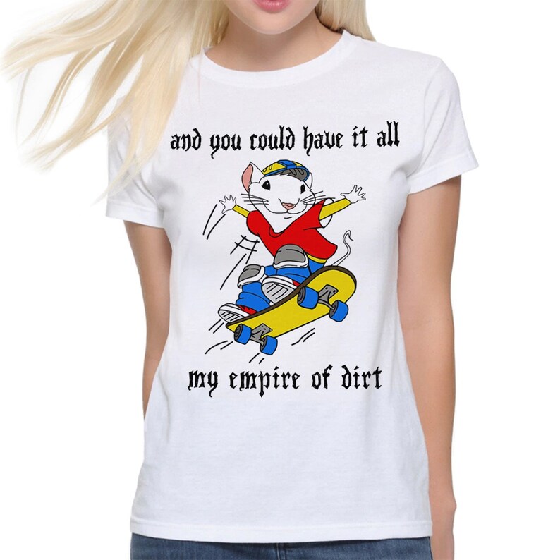 Op de afbeelding: Wit T-shirt met een cartoonmuis die skateboard en de tekst "and you could have it all my empire of dirt".