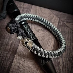 スパルタンヘルメット柄パラコードブレスレット、メンズ調節可能ロープ