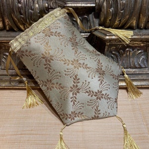 Réticule Regency dans un somptueux tissu de brocart floral doré, des glands dorés, des rubans de satin dorés, l'accessoire parfait pour un bal Regency.