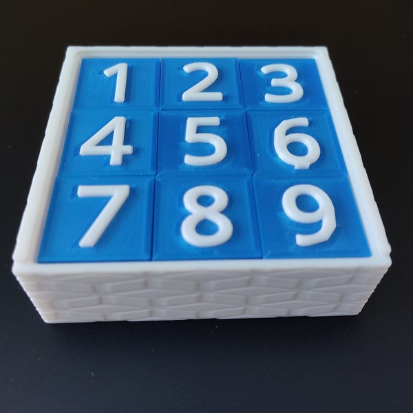 Cubes Corsi. 9 cubes en plastique bleus avec chiffres blancs en relief