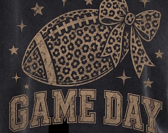 Camiseta de fútbol para el día del partido PNG, diseño vintage de sublimación con lazo y estampado de leopardo femenino, camiseta gráfica de otoño para mamás deportistas coquetas (descarga digital)