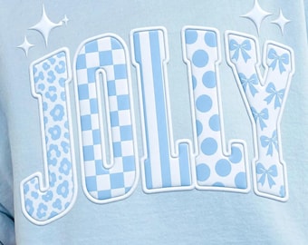 Camiseta navideña azul estilo preppy PNG, diseño moderno y coqueto por sublimación, camiseta gráfica con efecto de estampado a cuadros de leopardo (descarga digital)