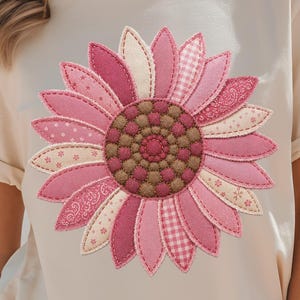 Tournesol rose Tshirt PNG, Faux tissu matelassé Floral Sublimation Design, Patchwork fleur Clipart, t-shirt graphique Boho téléchargement numérique PNG