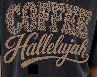 Camiseta Coffee Hallelujah PNG, diseño moderno de estampado de leopardo para amantes del café estilo western, descarga digital de camiseta gráfica cristiana