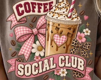 Camiseta Coffee Social Club PNG, Lazo de cuadros vichy con estampado de café helado para amantes del café, Diseño de sublimación femenino con estampado de leopardo Descarga digital