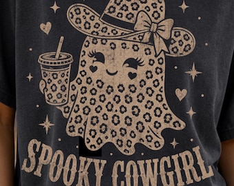 Camiseta de vaquera espeluznante PNG, diseño de camiseta de Halloween de fantasma del oeste, descarga digital por sublimación de café helado de fantasma vaquero