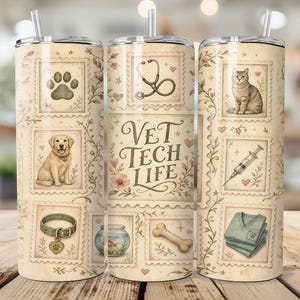 Könnte beinhalten: Ein beiger Becher mit Strohhalm, verziert mit Illustrationen zum Thema Veterinärmedizin. Das Design umfasst einen Pfotenabdruck, einen Golden Retriever, ein Stethoskop, eine Katze, eine Spritze, ein Fischglas, einen Knochen und OP-Kleidung. Der Text "VET TECH LIFE" ist zentriert.