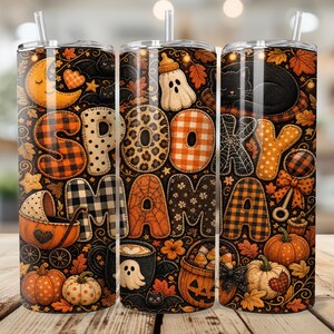Peut inclure: Un gobelet cylindrique avec une paille transparente présentant un motif sur le thème d'Halloween avec le texte "SPOOKY MAMA". Le design inclut des citrouilles orange et noires, des fantômes, des chats noirs, des feuilles d'automne et des motifs écossais.