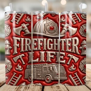 Könnte beinhalten: Ein zylindrischer Becher mit Strohhalm, der einen roten Hintergrund und geprägte silberne Grafiken von Feuerwehrausrüstung wie Helm, Äxten, Leitern, Hydranten und einem Feuerwehrauto sowie den Schriftzug FIREFIGHTER LIFE in der Mitte aufweist.