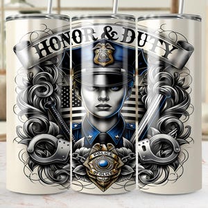 Pode incluir: Um copo creme com uma ilustração detalhada de um policial e as palavras "HONOR & DUTY". O design inclui um distintivo da polícia, algemas e uma bandeira americana. O copo tem uma palhinha prateada.