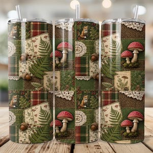 Puede incluir: Tres vasos aislados con un diseño de patchwork con zorros, setas, helechos y bellotas. El diseño incluye cuadrados rojos, verdes y beige con detalles de encaje. Cada vaso tiene una pajita transparente.
