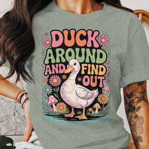T-shirtontwerp Duck Around, shirt met bloemen eend, retro eend png, T-shirt grappige eend, T-shirt Duck Find Out, ontwerp eend, sublimatieontwerp eend