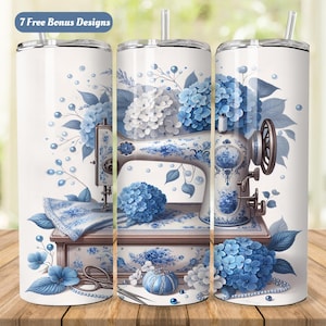 Puede incluir: Un vaso blanco con un diseño de máquina de coser vintage con detalles florales azules y blancos. El diseño incluye hortensias azules, hojas y una máquina de coser. El texto "7 Free Bonus Designs" está en la parte superior.