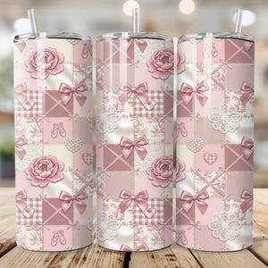 Könnte beinhalten: Drei isolierte Edelstahlbecher mit einem Patchwork-Design. Das Design zeigt rosa Schleifen, Rosen, Ballettschuhe und Herzen auf einem hellrosa und cremefarbenen Hintergrund. Jeder Becher hat einen silbernen Deckel und einen durchsichtigen Strohhalm.