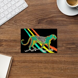 Pantera neon - leopardo che cammina con le margherite Cartolina standard