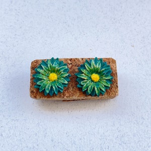 Ceramic earrings, handmade green studs, flowers earrings, lightweight earrings, minimalist shape, daisy earrings, gift jewelry, floral studs