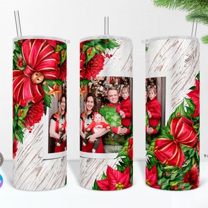 Un modèle photo de gobelet de Noël pour toile, une tasse de Noël avec 1 photo d'emballage PNG, une conception de gobelet d'image de famille avec une couronne de vacances avec cadre