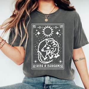 Camiseta unissex Rise and Scream Possum, camiseta mística Opossum, presentes Possum, camiseta de tarô, camisetas que vão duro