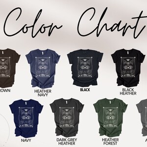 Puede incluir: Carta de colores que muestra diferentes colores de camisetas con un dise&ntilde;o gr&aacute;fico de un ojo celestial con el texto "In My Astral Eyes". Los colores que se muestran son marr&oacute;n, azul marino jaspeado, negro, negro jaspeado, azul marino, gris jaspeado oscuro, verde jaspeado bosque y asfalto.
