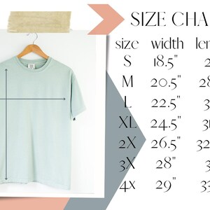 Puede incluir: Tabla de tallas para una camiseta con medidas en pulgadas. La tabla muestra el ancho y la longitud de la camiseta en las tallas S, M, L, XL, 2X, 3X y 4X.