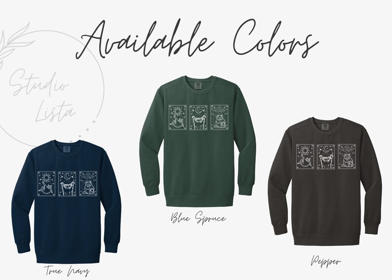 Puede incluir: Se muestran sudaderas en azul marino, verde y gris, cada una con un gr&aacute;fico blanco de tres im&aacute;genes estilo tarot. El texto "Available Colors" est&aacute; en la parte superior, con "Studio Lista" en la esquina superior izquierda. Los colores est&aacute;n etiquetados.