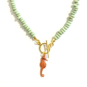 Collar Gentle Drifter / collar de capas con cuentas verde salvia / dije de caballito de mar naranja / cuentas de disco de vidrio checo / cierre de palanca / joyería H2O