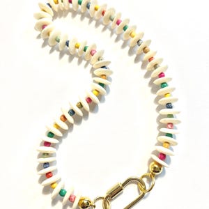 Collar Medley / collar de capas de cuentas hecho a mano / cierre de mosquetón dorado / disco blanco hueso / cuentas en forma de platillo / pequeñas cuentas espaciadoras de colores