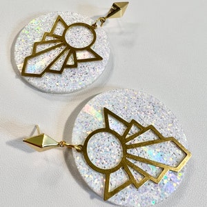 Boucles d’oreilles holographiques - Boucles d’oreilles lumineuses Blanche-Neige Dangle / Drop avec charmes Art déco et poteaux en forme de diamant plaqués or