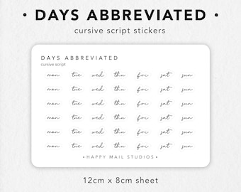 Pode incluir: Uma folha com 6 linhas de 7 adesivos de dias da semana em escrita cursiva. Cada adesivo é um oval branco com texto em cursiva preta. O texto diz: "mon", "tue", "wed", "thu", "fri", "sat", "sun". A folha é branca com texto preto que diz: "DAYS ABBREVIATED", "cursive script", "HAPPY MAIL STUDIOS", e "12cm x 8cm sheet".