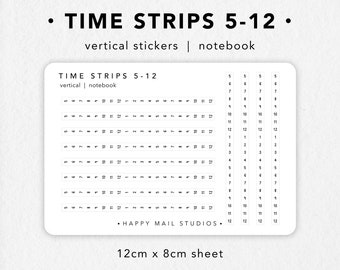 Può includere: Un foglio di adesivi a strisce di tempo verticali per un quaderno. Gli adesivi sono numerati da 5 a 12. Il foglio misura 12 cm per 8 cm. Il testo "TIME STRIPS 5-12" e "HAPPY MAIL STUDIOS" è stampato sul foglio.