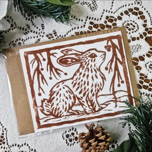 Tarjeta de linograbado hecha a mano Snow Hare con sobre Kraft de 4 x 6 para vacaciones, cumpleaños, cartas, artículos de papelería o decoración rústica natural - Juego de 1