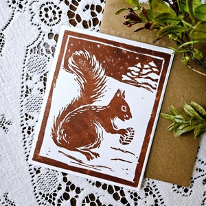 Tarjeta en blanco de ardilla con piña en linóleo con sobre kraft para fiestas, cumpleaños, cartas, artículos de papelería o decoración rústica natural (juego de 1)
