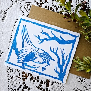 Tarjeta en blanco de gorrión con acebo en linóleo con sobre kraft para fiestas, cumpleaños, cartas, artículos de papelería o decoración rústica natural (juego de 1)