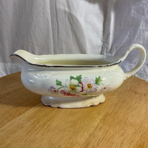 Vintage Homer Laughlin “Virginia Rose” Gravy Boat. Made in the USA, M54N8