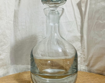Decantador de cristal soplado a mano con diseño artístico de estudio vintage.