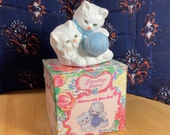 Vintage Loomco Hermitage Pottery Kittens met Yarn Ball beeldje