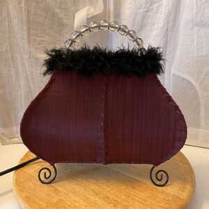 Lampe sac à main de table vintage avec poignée perlée, fausse fourrure et corps en tissu. 2002