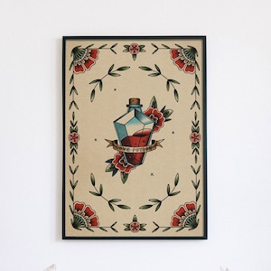 Könnte beinhalten: Eine Vintage-Illustration eines Liebestranks in einer Glasflasche mit roter Flüssigkeit und einem roten Band mit dem Text "LOVE POTION". Die Flasche ist von roten Blumen und grünen Blättern in einem schwarzen Rahmen umgeben.