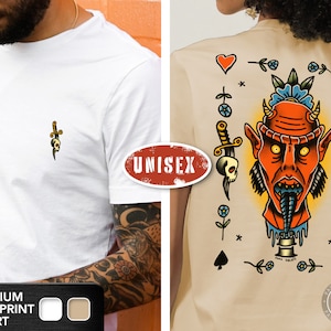 Può includere: Una t-shirt unisex con una testa di diavolo rossa e un pugnale con un teschio sul retro. La parte anteriore della t-shirt ha un piccolo pugnale con un teschio sul petto sinistro.