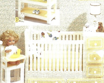 Pode incluir: Um berço de plástico branco para bonecas com um colchão estampado em amarelo e branco, uma cômoda de plástico branca com três gavetas, uma cadeira alta de plástico branca com um assento amarelo e uma mesa de fraldas de plástico branca com três prateleiras. O conjunto é decorado com brinquedos de plástico amarelos e brancos, incluindo um pintinho, um coelho e um urso de peluche. O texto "Nursery Time" está impresso na imagem.