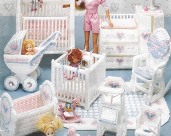 Puede incluir: Colección de muebles de guardería de lona de plástico blanco, que incluye una cuna, un moisés, una trona, una mecedora y un cambiador. Los muebles están decorados con detalles en rosa y azul. Una muñeca está de pie junto a los muebles. La palabra "NURSERY" está arriba.