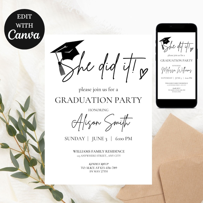 Puede incluir: Una invitaci&oacute;n a una fiesta de graduaci&oacute;n en blanco y negro con un icono de gorro de graduaci&oacute;n negro y el texto "She did it!" La invitaci&oacute;n es para Alison Smith e incluye la fecha, la hora y el lugar de la fiesta.