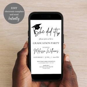 Puede incluir: Una invitaci&oacute;n a una fiesta de graduaci&oacute;n en blanco y negro que se muestra en la pantalla de un tel&eacute;fono inteligente. La invitaci&oacute;n dice "She did it!" con un gorro de graduaci&oacute;n y un coraz&oacute;n. La invitaci&oacute;n es para la fiesta de graduaci&oacute;n de Melissa Williams el 3 de junio a las 6:00 PM en la residencia familiar Williams. RSVP antes del 27 de mayo.