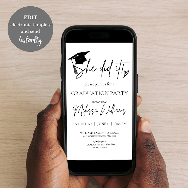 Puede incluir: Una invitaci&oacute;n a una fiesta de graduaci&oacute;n en blanco y negro que se muestra en la pantalla de un tel&eacute;fono inteligente. La invitaci&oacute;n dice "She did it!" con un gorro de graduaci&oacute;n y un coraz&oacute;n. La invitaci&oacute;n es para la fiesta de graduaci&oacute;n de Melissa Williams el 3 de junio a las 6:00 PM en la residencia familiar Williams. RSVP antes del 27 de mayo.