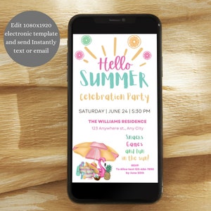 Puede incluir: Una invitaci&oacute;n digital para una fiesta de celebraci&oacute;n de verano. La invitaci&oacute;n presenta un flamenco rosa, una sombrilla de playa y una bolsa de playa con accesorios de verano. El texto de la invitaci&oacute;n dice "Hello Summer Celebration Party", "S&aacute;bado | 24 de junio | 5:30 PM", "The Williams Residence", "123 Anywhere st., Any City", "Snacks Games and fun in the sun!" y "RSVP To Alice text 123-456-7890 by June 20th".