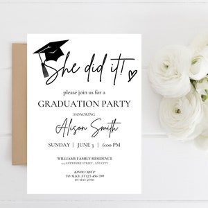 Puede incluir: Una invitaci&oacute;n a una fiesta de graduaci&oacute;n en blanco y negro con una ilustraci&oacute;n de un gorro de graduaci&oacute;n y el texto "She did it!" La invitaci&oacute;n es para una fiesta de graduaci&oacute;n en honor a Alison Smith el domingo 3 de junio a las 6:00 PM. El evento se llevar&aacute; a cabo en la residencia familiar Williams, 123 Anywhere Street, Any City. Por favor, confirma tu asistencia a Alice al 123-456-789 antes del 27 de mayo.