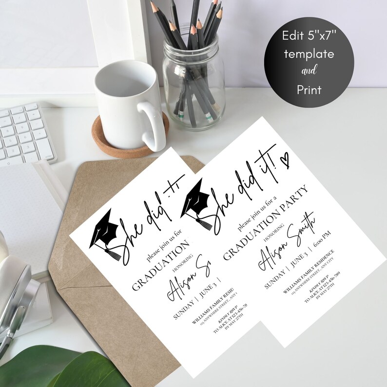 Puede incluir: Una invitaci&oacute;n a una fiesta de graduaci&oacute;n en blanco y negro con un gr&aacute;fico de gorro de graduaci&oacute;n y el texto "&iexcl;She did it!" La invitaci&oacute;n es para Alisan Smith y es para una fiesta el domingo 3 de junio a las 6:00 PM. La fiesta se llevar&aacute; a cabo en la Residencia Familiar Williams.