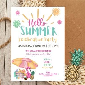 Puede incluir: Una tarjeta de invitaci&oacute;n blanca con texto rosa y turquesa "Hello Summer Celebration Party". La tarjeta presenta una pi&ntilde;a, un flotador de flamenco y una sombrilla de playa con accesorios de playa. El texto incluye la fecha, la hora, la ubicaci&oacute;n y la informaci&oacute;n de RSVP.